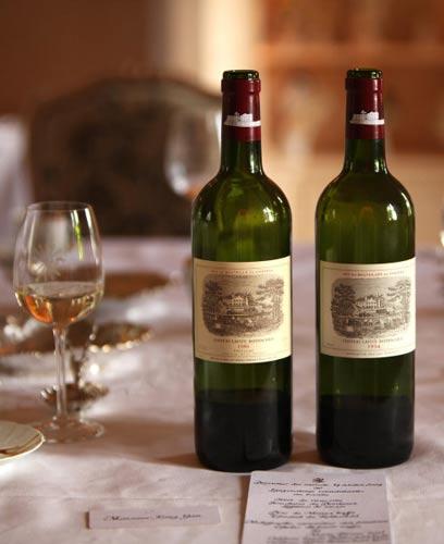 一瓶1986年和一瓶1934年的拉菲红酒