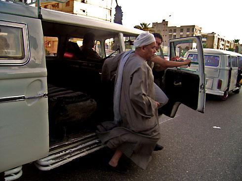 实拍开罗公交:乘客挂在车厢外(2)