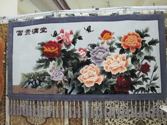 第五届新疆冬博会上的民族特色物品展示