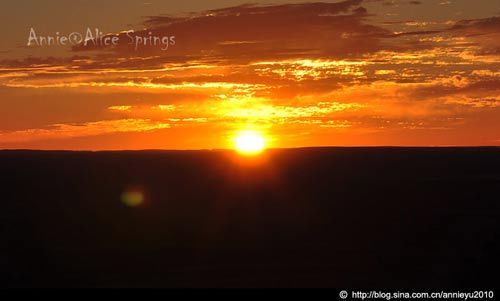 In Alice Springs sit on the balloon to see the sun jump out from the clouds to the moment, sight was also infected with gold.