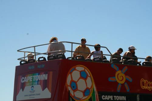 观光巴士上画着南非世界杯的宣传画。