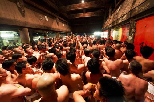 From temple left two pieces of treasure wood, free competition for male followers.