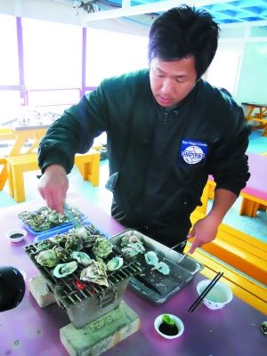 Visitors to bake oyster.