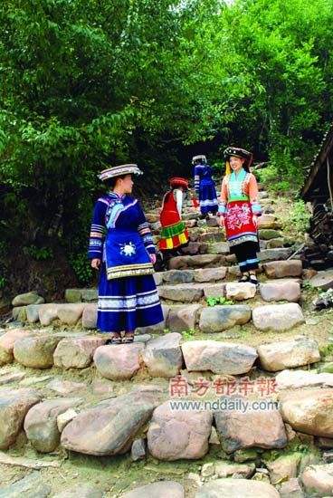 云南宁洱,哈尼族姑娘在“茶马古道”上。 云南宁洱,哈尼族姑娘在“茶马古道”上。
