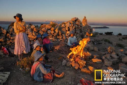 Lake Titicaca to sell crafts vendors were an Inca had consecrated island for tourists.