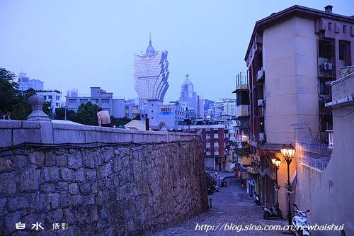 The distance of the Grand Lisboa Hotel