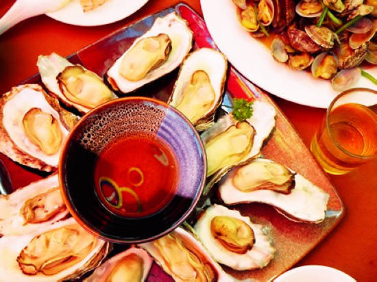 “吃海鲜、哈啤酒”是青岛人的日常生活方式。