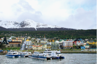 Each to this season, the Ushuaia port becomes very busy.