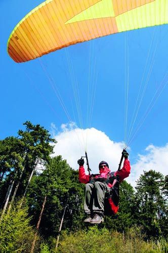 In the paraglider fly is a town of magnificent scenery