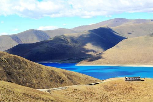 “羊湖"藏语意为“碧玉湖”