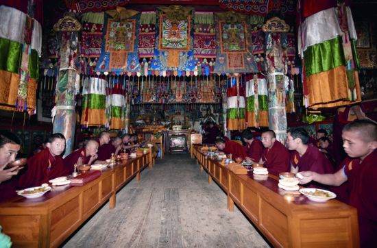 寺院的喇嘛们往往一大早就要起来在经堂诵经