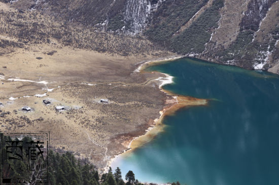 雍布比热错的湖岸线和牧场