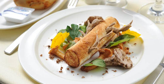 森林之旅 - 鹅肝酱, 野菌, 甜包"是香港文华东方酒店其中一道经典菜色