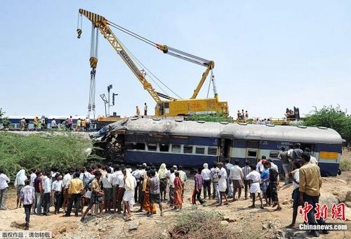 印度发生火车相撞事故 造成近百人伤亡(图)