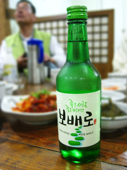 在韩国，不论男女老少，饮食中必不可少的就是烧酒 来源：98度 新浪博客