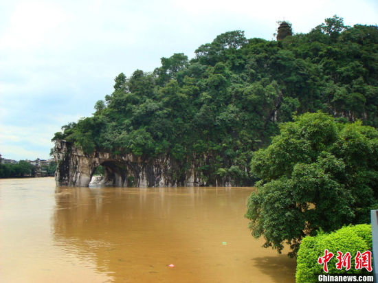 近日雨季 桂林漓江迎来最大洪峰