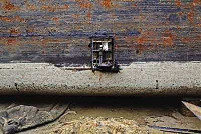 Zaohe lock near the Bank of the canal, a worker stands in the great new ship hull welding. Ship manufacturing workshops in this area stretches for miles, everywhere a machine tastes strong hard shares.