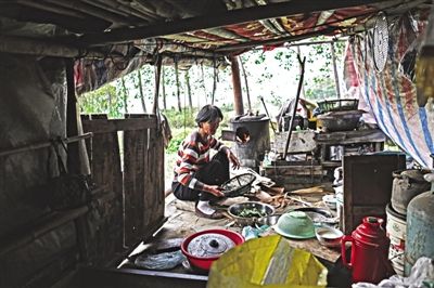 Yaowan ancient town canal side, there is a row of permanently docked boatman. People live on house boats, daily life in the water.