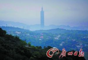 　从山上遥看台湾第一高楼101大厦美不胜收。