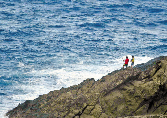 Taiwan Lanyu: tourists upwind on the reef fishing Xinhua / photograph