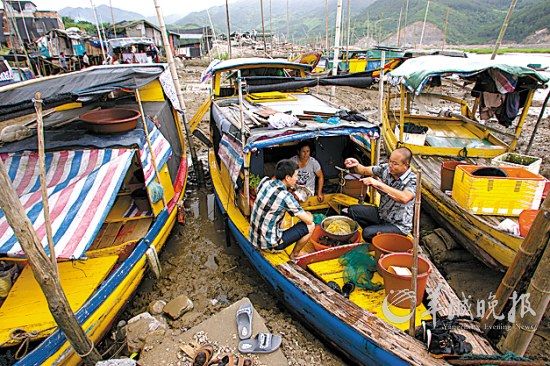 Continuous ship, sea gypsies. Life, work, trading in the boat