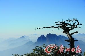 Autumn is a good season to witness the Mount Sanqingshan sea.