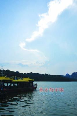 Swim Qixingyan, can sit cruise past, endless scenery along the way.