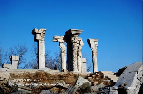 They used to be a beautiful decoration. The palace relics