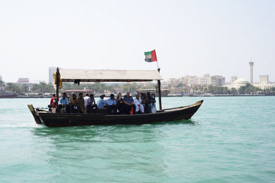 迪拜湾的水上巴士abra