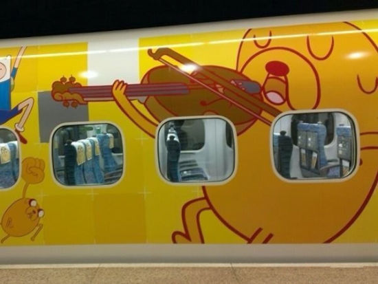 台湾卡通高铁上路 乘客疯狂抢拍合影