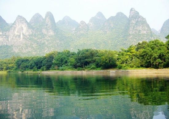 重重叠叠水墨画 一叶扁舟游漓江