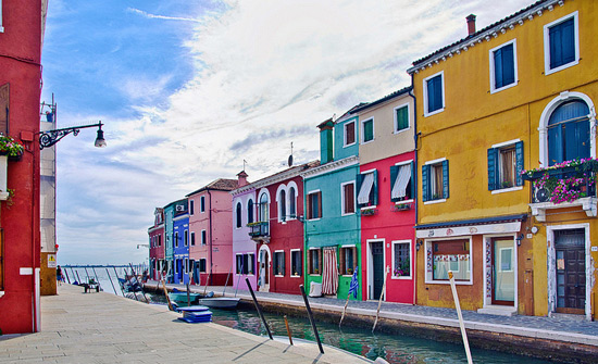 它是威尼斯的"童话小岛",岛上的房子都被刷成了鲜艳的彩色.