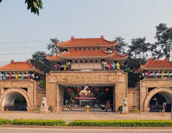 闲游广西民族大学校园看民族建筑与文化