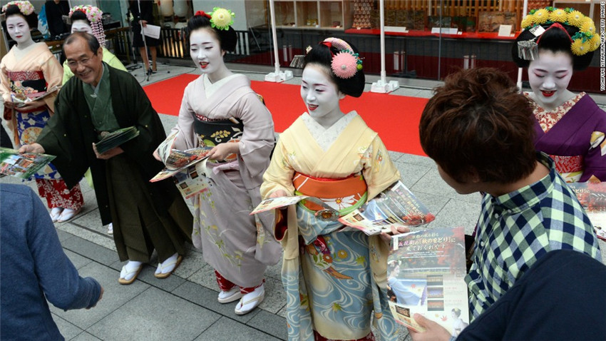 日本旅游业受台风重创 艺妓亮相东京助阵