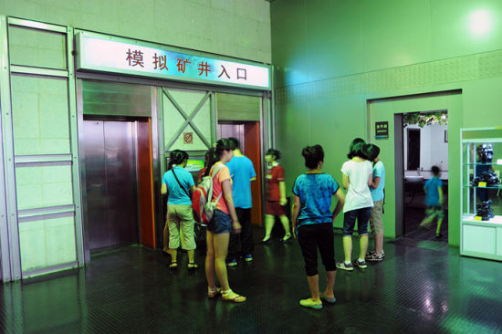 乘坐礦梯到井下去