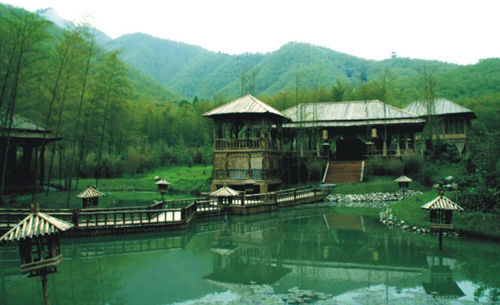 江南天池位于浙江天目山北麓的安吉旅游景点,座落在海拔千米的天荒坪