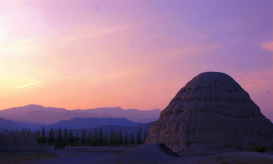 夕阳中的西夏王陵李元昊最后的尘土归宿