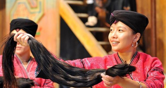 游天下第一长发村 红瑶女头发最长达1.9米