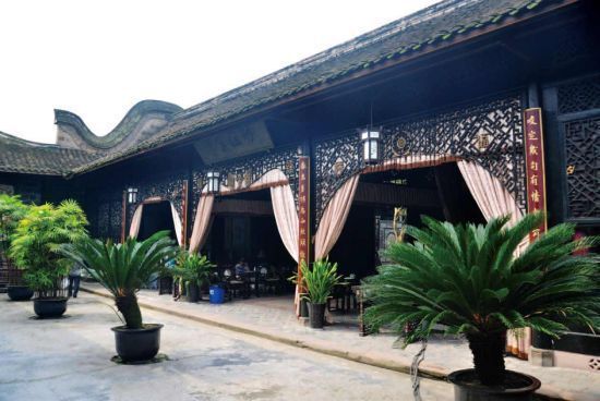 大块石头砌成的欧式建筑站在街道两旁,安详的老人坐在厚实的木门前,青石板的路面已经被行人的脚步摩擦得有些光滑,叮叮当当的响铃声是有轨电车驶来的声音。 安仁小镇的树人街、裕民街、红星街这3条街,它们修建于上世纪二三十年代,为当时安仁镇的核心区域和商业中心。整个片区共有14个各具特色的公馆建筑,安仁中学、星廷剧院、袍哥楼、万成堰纪念碑、九大碗茶馆等罗列其间,构成了一幅生动的上世纪二三十年代川西古镇风情画卷。