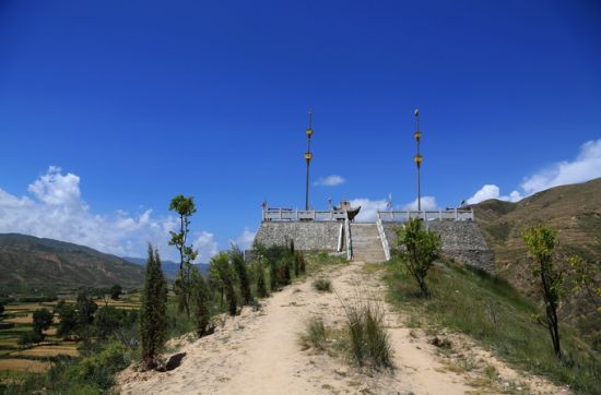 青海奇特跳于菟习俗 扮虎豹吃生肉(组图)