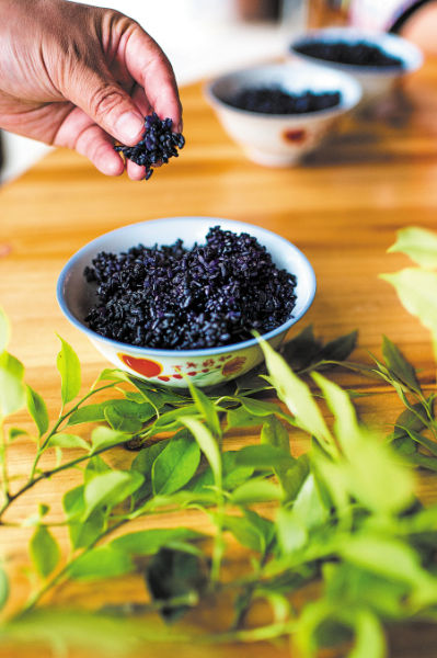 苗家"姑娘节" 黑米饭飘香千年