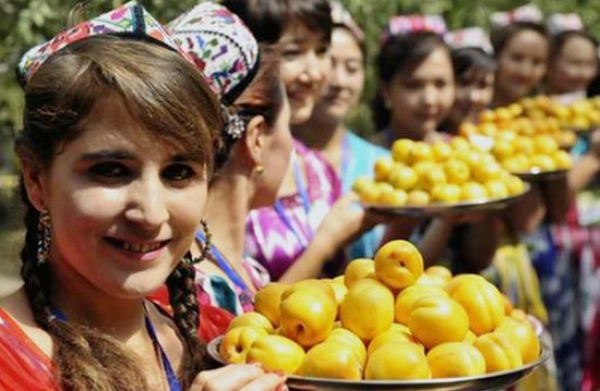 一起去新疆尝鲜 特色水果让人眼花缭乱