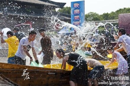 无锡三国城泼水节(图片来自@苏农有图)