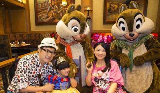 中国明星家庭踏上加州迪士尼乐园奇幻之旅