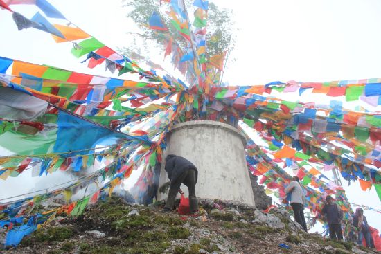 石卡财神山转山节 人与神的和谐圣境