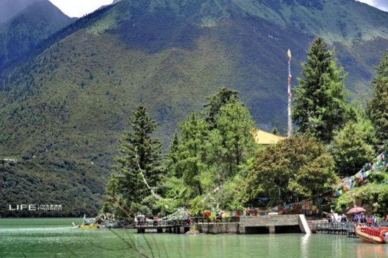 绿色的巴松措，千年的措宗寺