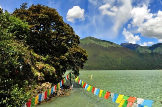 西藏秘境绿色巴松措千年措宗寺
