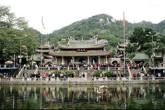 因为和浙江舟山普陀山的普济寺一样,主供观音大士,又地处普陀山之南