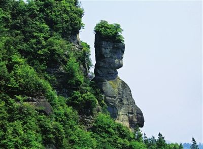 石柱县城东部万寿山上,有一对酷似少男少女的巨石,当地人称之为"男女