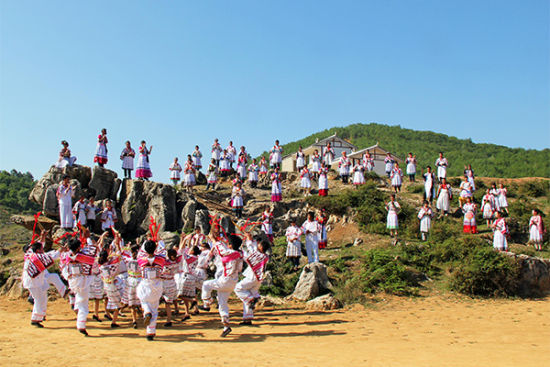花山节   是当地苗族最盛大的节日,时间为每年农历五月初五.